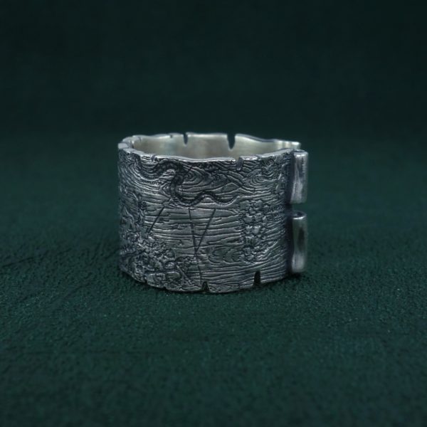 Bague Portulan imaginée dans l'esprit d'une carte marine avec des détails de monstres, dragons et autres animaux Vue de droite | Res Mirum