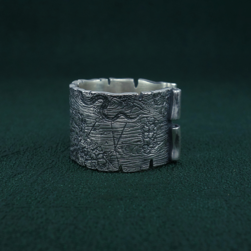 Bague Portulan imaginée dans l'esprit d'une carte marine avec des détails de monstres, dragons et autres animaux Vue de droite | Res Mirum