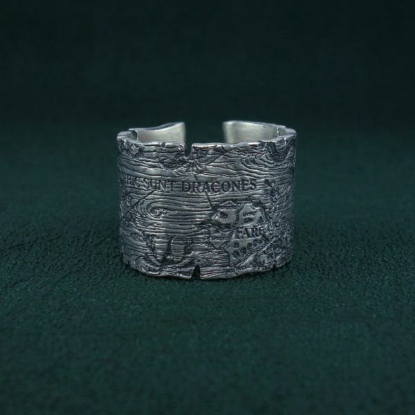 Bague Portulan imaginé dans l'esprit d'une carte marine avec des détails de monstres, dragons et autres animaux Vue de face | Res Mirum