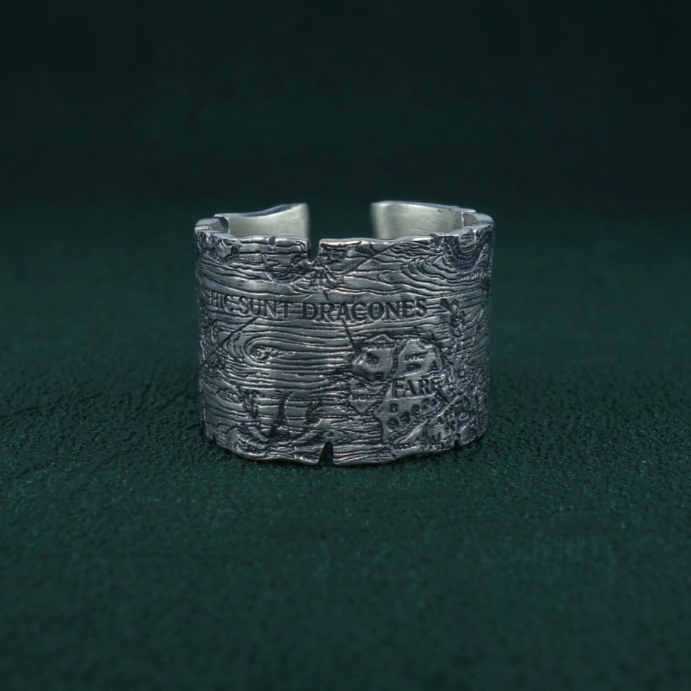 Bague Portulan imaginé dans l'esprit d'une carte marine avec des détails de monstres, dragons et autres animaux Vue de face | Res Mirum