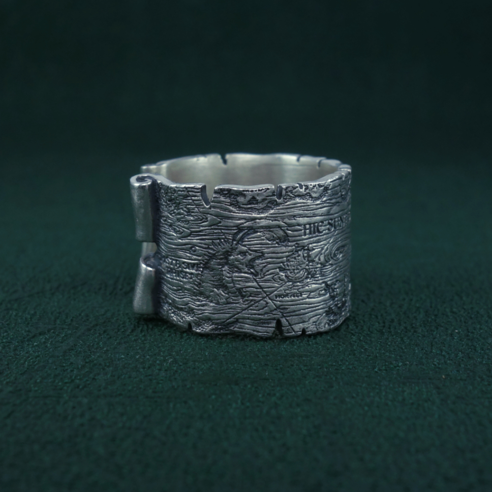 Bague Portulan imaginé dans l'esprit d'une carte marine avec des détails de monstres, dragons et autres animaux Vue de gauche | Res Mirum