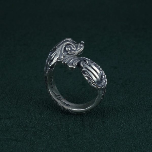 Bague dauphin et trident décorée de motifs baroque hommage à Poséidon Vue debout côté trident | Res Mirum
