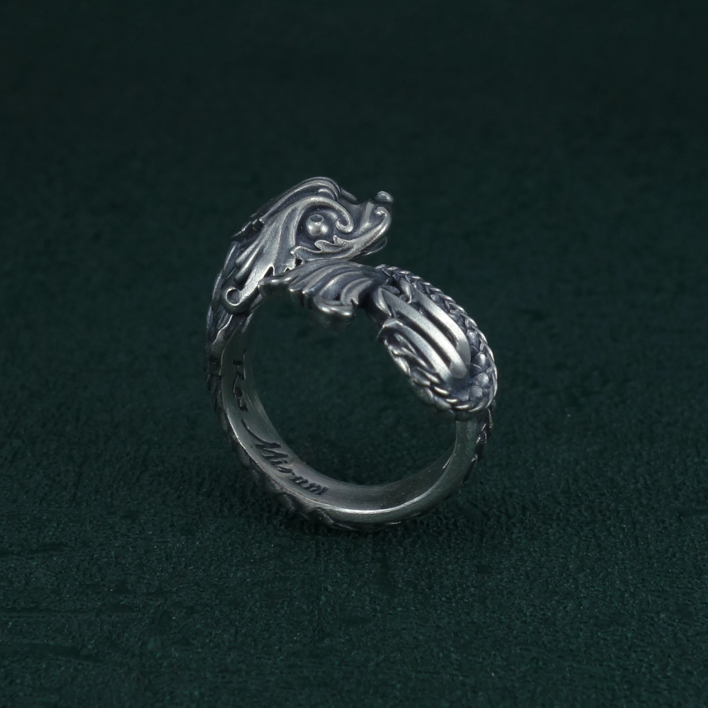 Bague dauphin et trident dรฉcorรฉe de motifs baroque hommage ร Posรฉidon Vue debout cรดtรฉ trident | Res Mirum