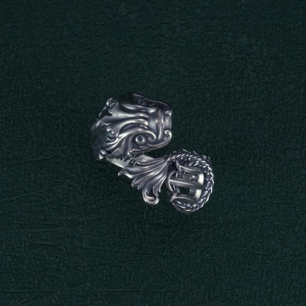 Bague dauphin et trident décorée de motifs baroque hommage à Poséidon Vue de face | Res Mirum