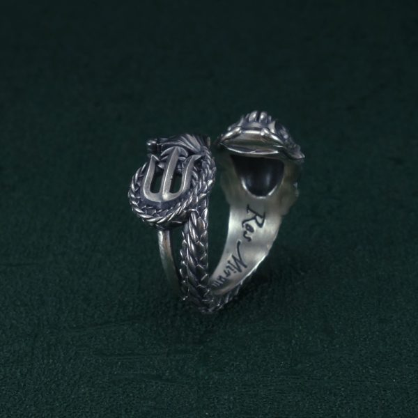 Bague dauphin et trident décorée de motifs baroque hommage à Poséidon Vue debout trident | Res Mirum