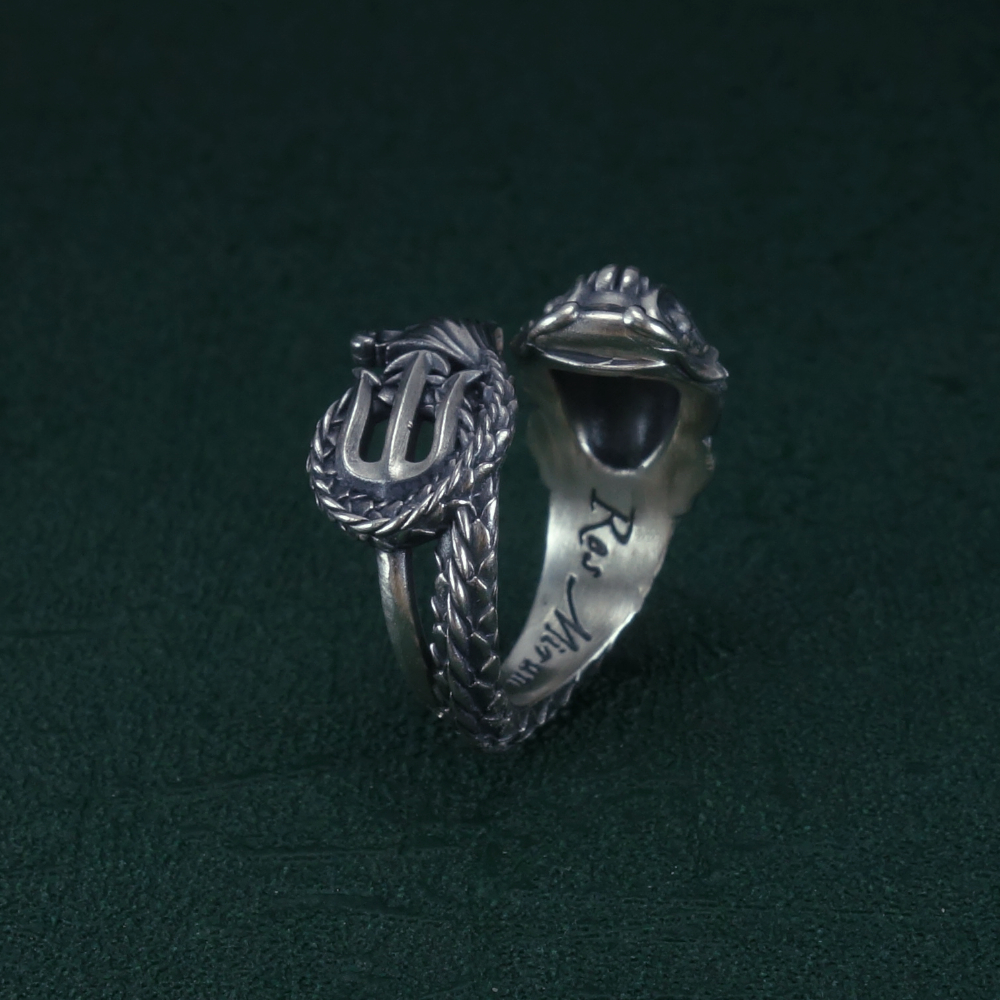 Bague dauphin et trident dรฉcorรฉe de motifs baroque hommage ร Posรฉidon Vue debout trident | Res Mirum