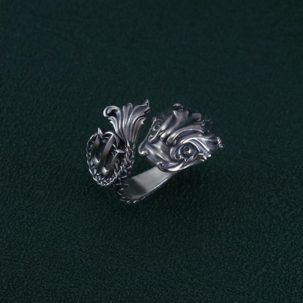 Bague dauphin et trident décorée de motifs baroque hommage à Poséidon Vue debout dessus dauphin | Res Mirum