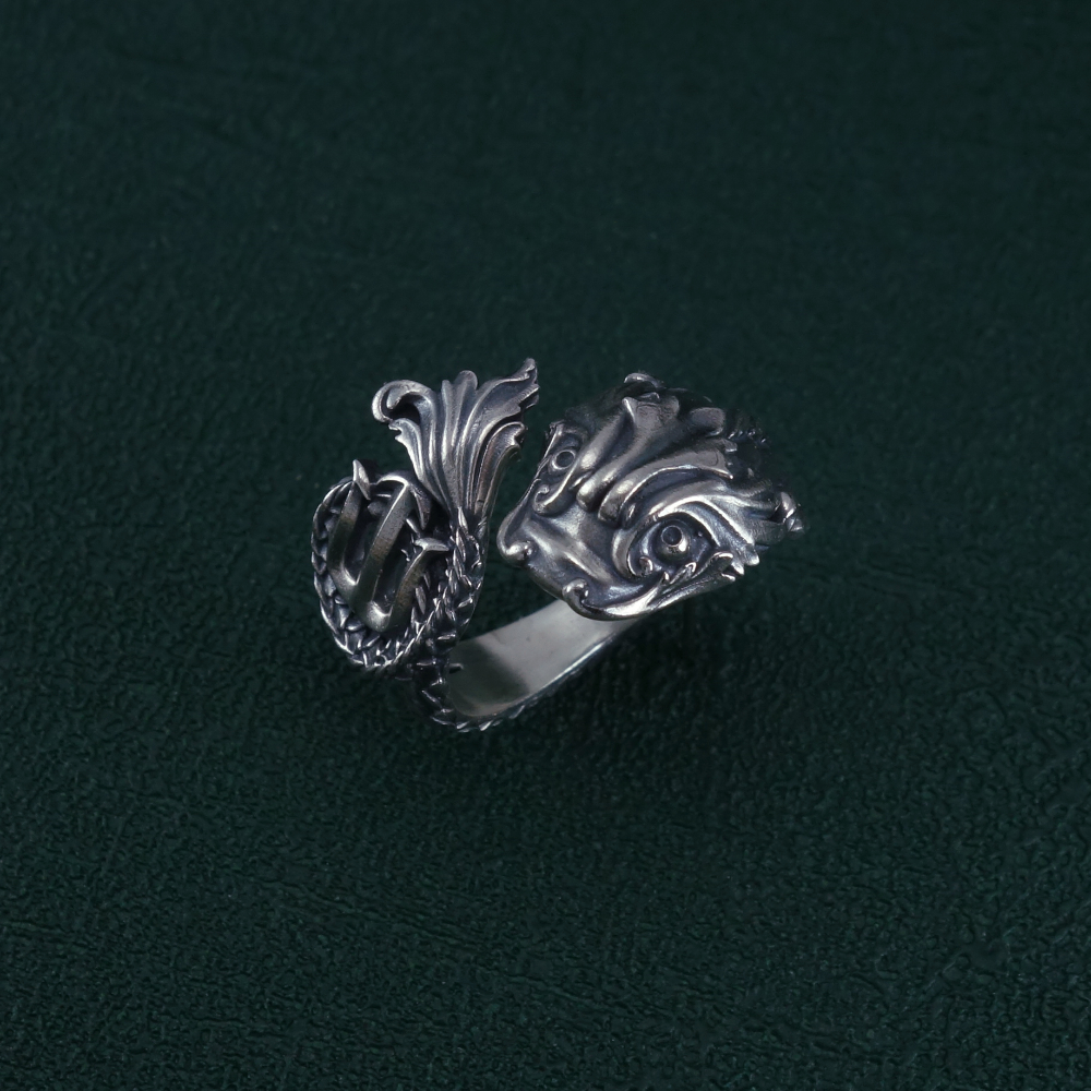 Bague dauphin et trident dรฉcorรฉe de motifs baroque hommage ร Posรฉidon Vue debout dessus dauphin | Res Mirum