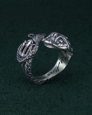 Bague dauphin et trident décorée de motifs baroque hommage à Poséidon Vue debout côté dauphin | Res Mirum