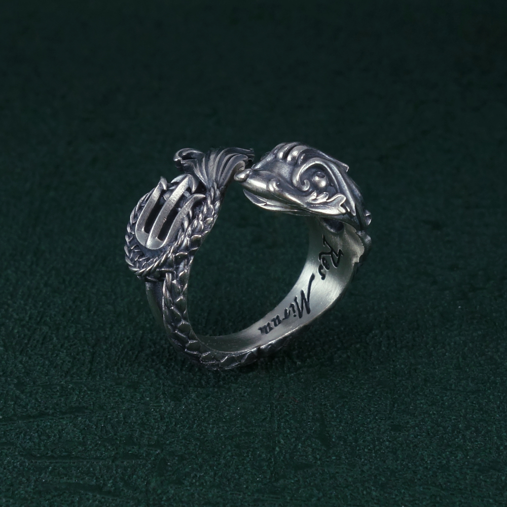 Bague dauphin et trident dรฉcorรฉe de motifs baroque hommage ร Posรฉidon Vue debout cรดtรฉ dauphin | Res Mirum