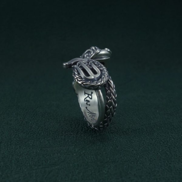 Bague dauphin et trident décorée de motifs baroque hommage à Poséidon Vue debout face trident | Res Mirum