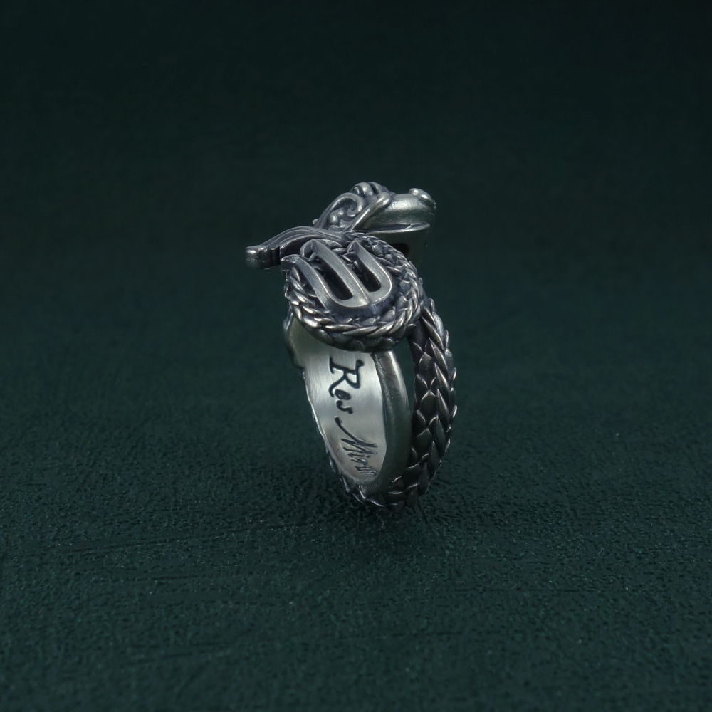 Bague dauphin et trident dรฉcorรฉe de motifs baroque hommage ร Posรฉidon Vue debout face trident | Res Mirum