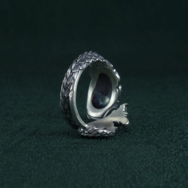Bague dauphin et trident décorée de motifs baroque hommage à Poséidon Vue debout dos | Res Mirum