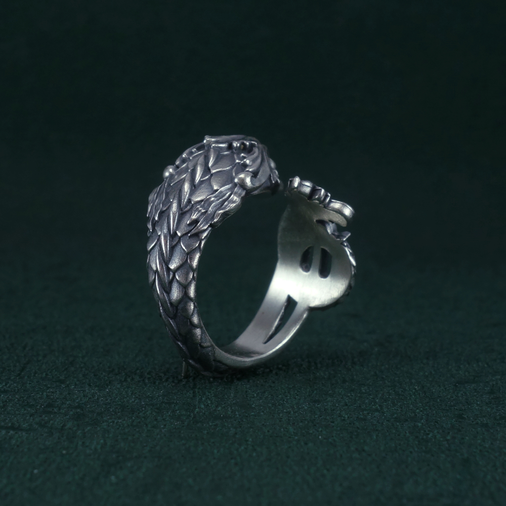 Bague dauphin et trident dรฉcorรฉe de motifs baroque hommage ร Posรฉidon Vue debout dauphin | Res Mirum