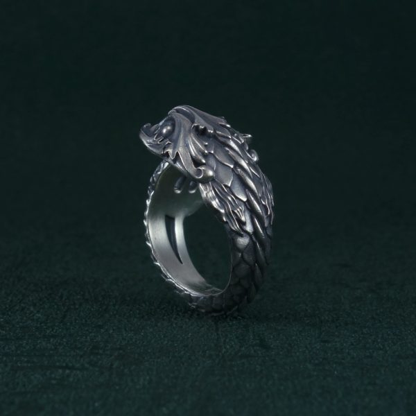 Bague dauphin et trident décorée de motifs baroque hommage à Poséidon Vue dos dauphin | Res Mirum