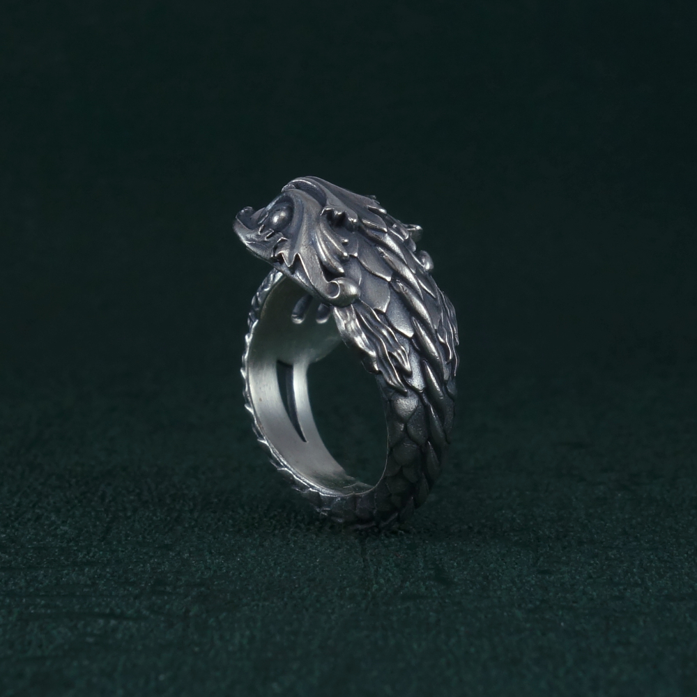 Bague dauphin et trident dรฉcorรฉe de motifs baroque hommage ร Posรฉidon Vue dos dauphin | Res Mirum