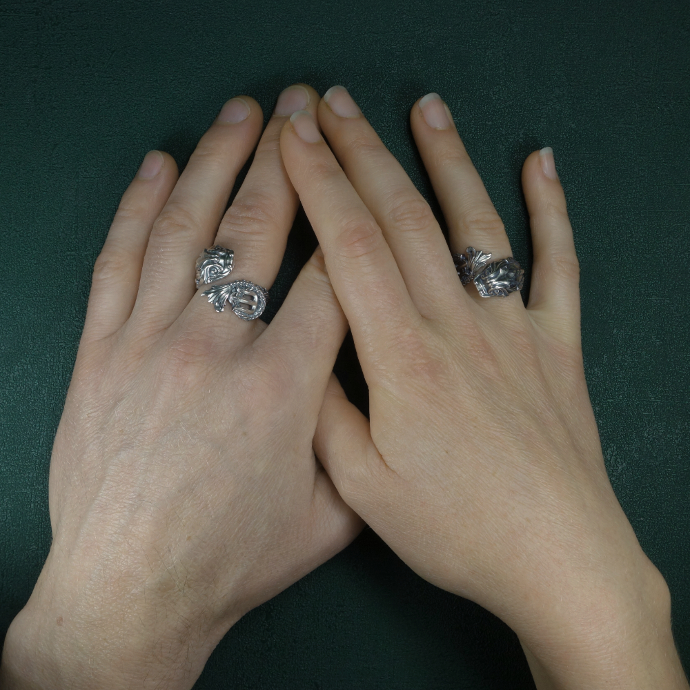 Bague dauphin et trident dรฉcorรฉe de motifs baroque hommage ร Posรฉidon Vue portรฉe | Res Mirum