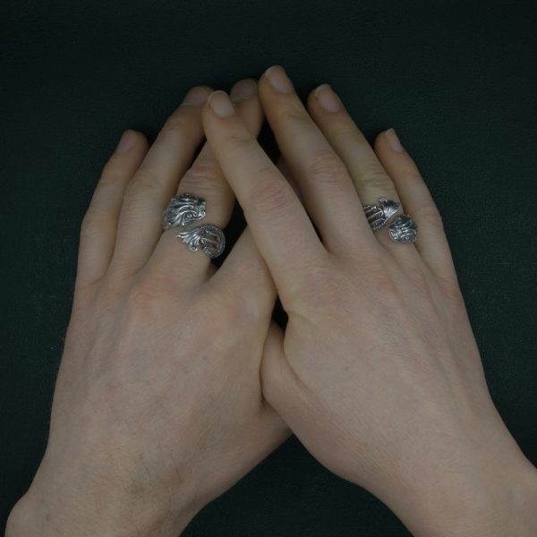 Bague dauphin et trident décorée de motifs baroque hommage à Poséidon Vue portée sur mains | Res Mirum