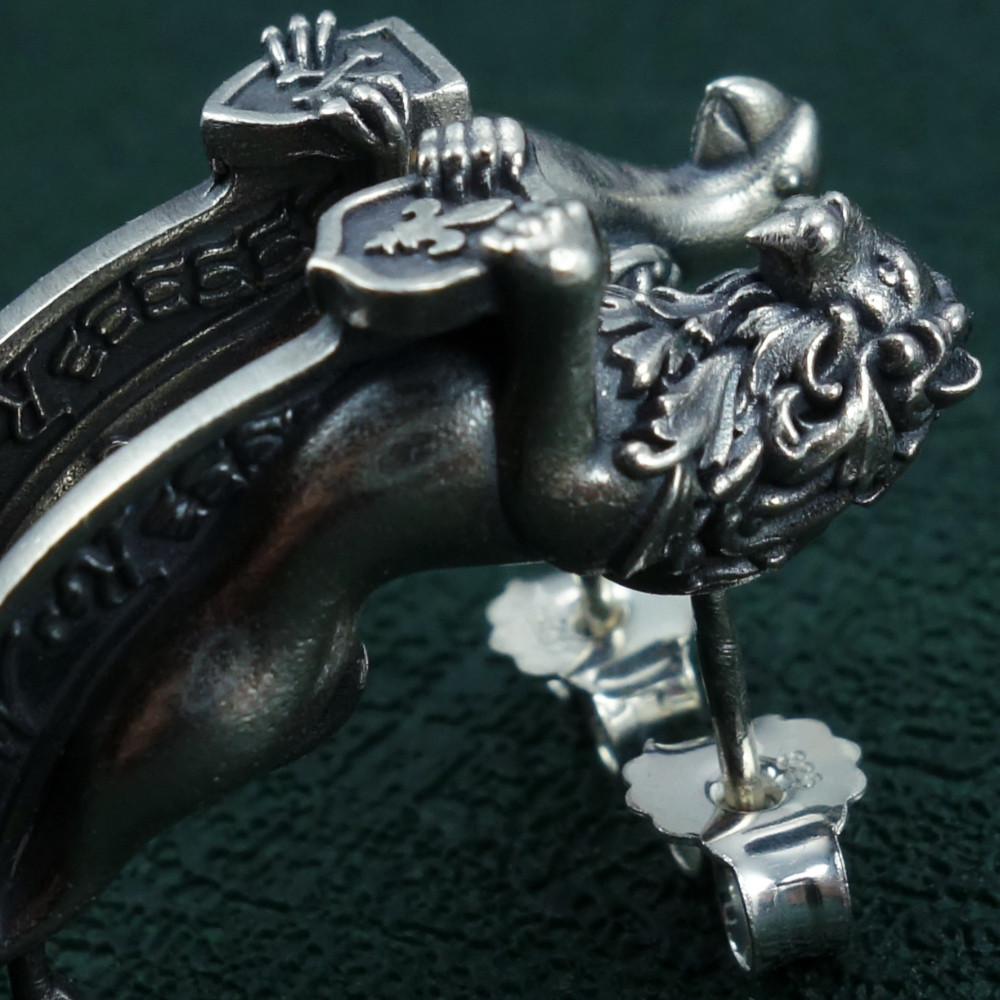 Boucles d'oreilles esprit figure de proue avec un lion tenant un emblème royal et un perroquet avec les attributs pirates Détail | Res Mirum