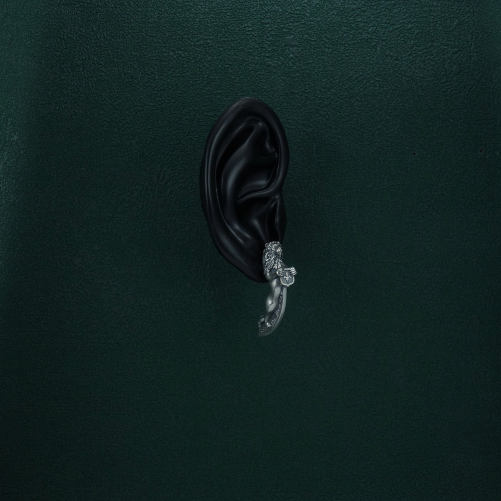 Boucles d'oreilles esprit figure de proue avec un lion tenant un emblème royal et un perroquet avec les attributs pirates Vue portée | Res Mirum