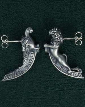 Boucles d'oreilles esprit figure de proue avec un lion tenant un emblème royal et un perroquet avec les attributs pirates Vue de côté | Res Mirum