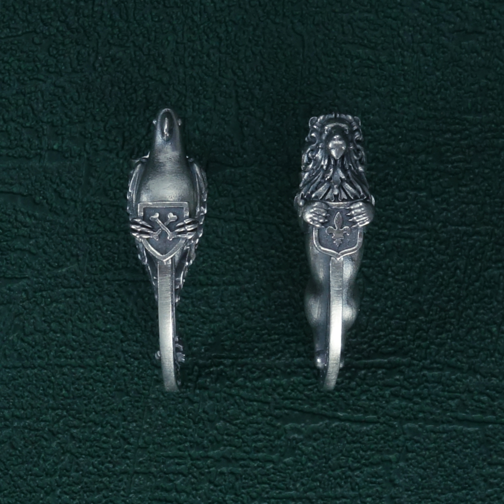 Boucles d'oreilles esprit figure de proue avec un lion tenant un emblème royal et un perroquet avec les attributs pirates Vue de face | Res Mirum