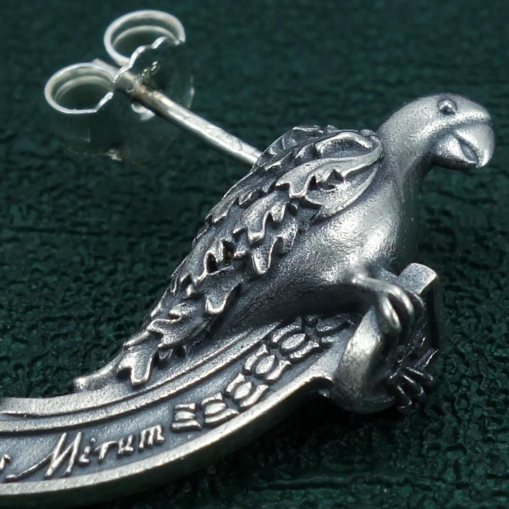 Boucles d'oreilles esprit figure de proue avec un lion tenant un emblème royal et un perroquet avec les attributs pirates Détail du perroquet | Res Mirum