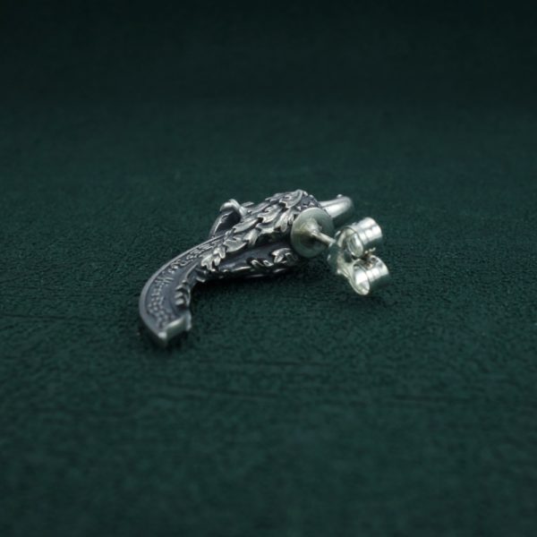 Boucles d'oreilles esprit figure de proue avec un lion tenant un emblème royal et un perroquet avec les attributs pirates Vue de dos du perroquet | Res Mirum