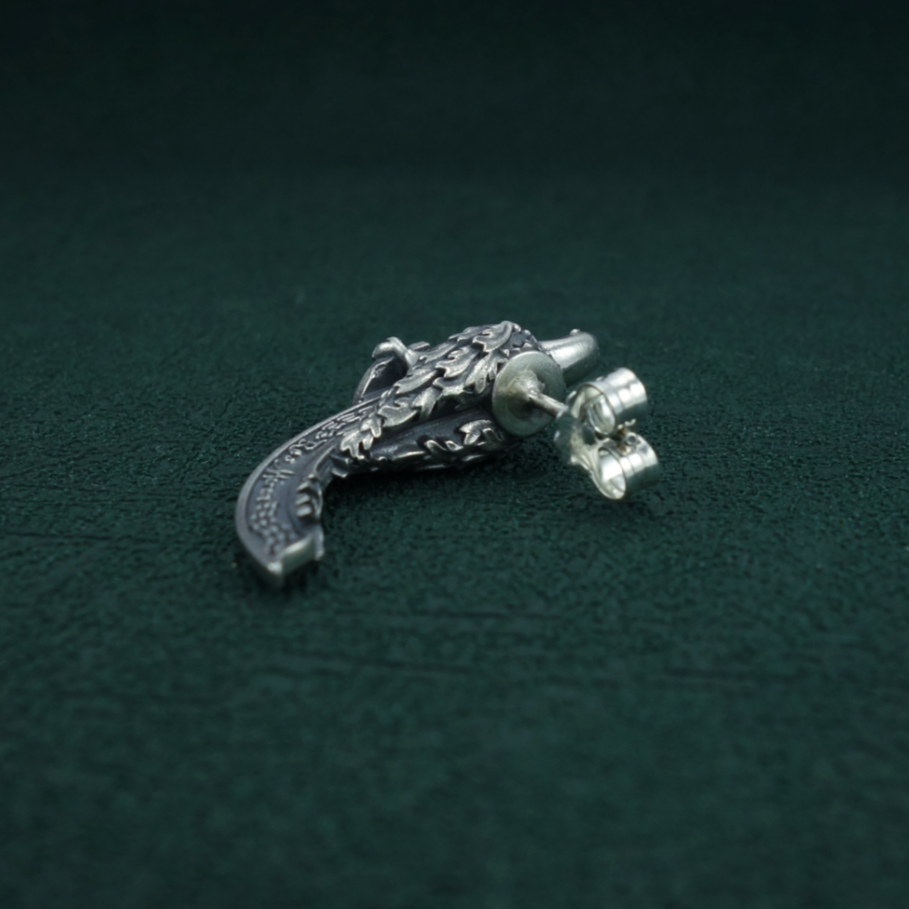 Boucles d'oreilles esprit figure de proue avec un lion tenant un emblème royal et un perroquet avec les attributs pirates Vue de dos du perroquet | Res Mirum