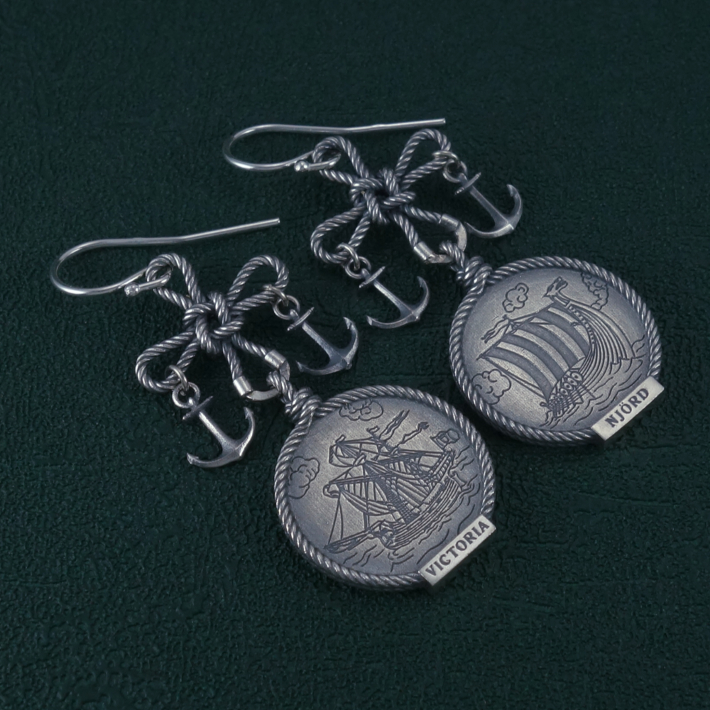 Boucles d'oreilles motifs bateau viking drakkar et caraque espagnole ornés de la coix du marin et d'ancres Vue de côté | Res Mirum