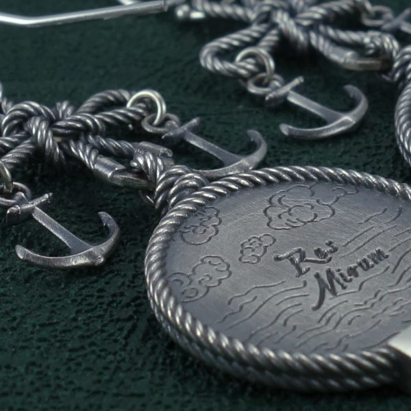 Boucles d'oreilles motifs bateau viking drakkar et caraque espagnole ornés de la coix du marin et d'ancres Détail | Res Mirum