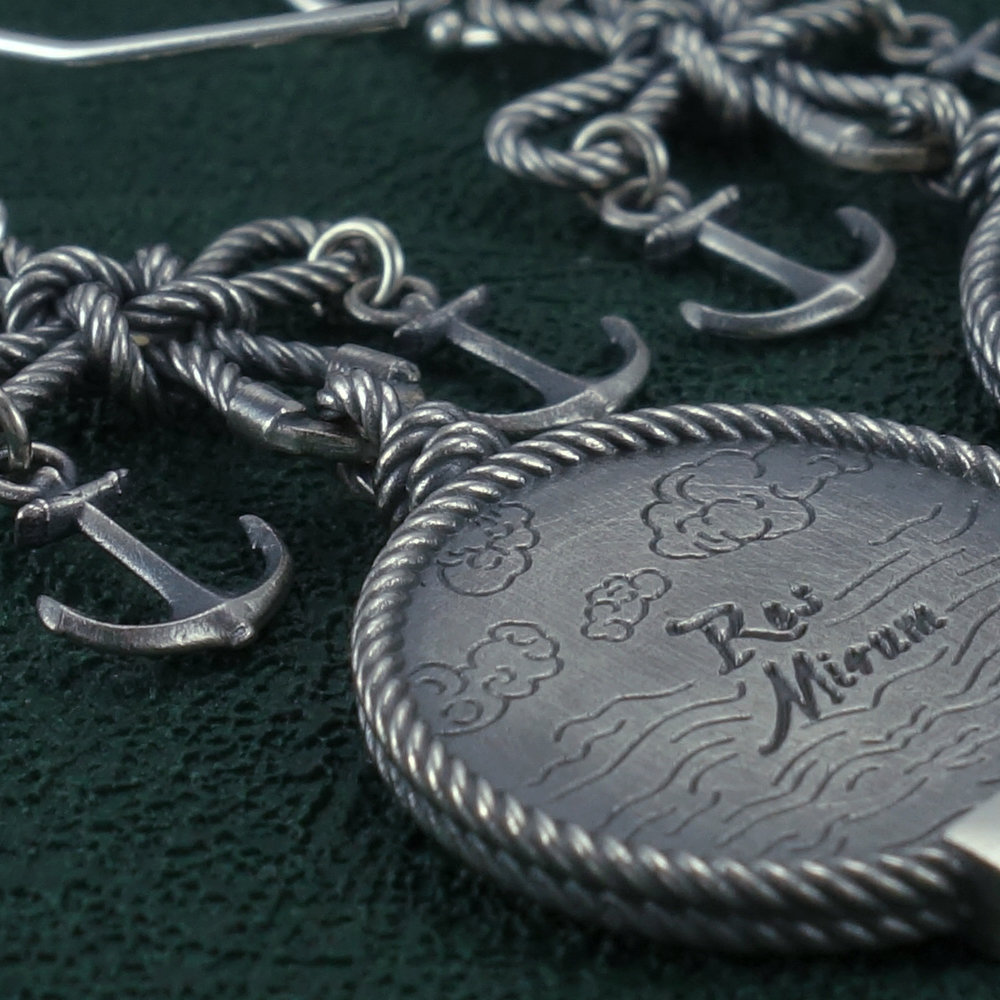 Boucles d'oreilles motifs bateau viking drakkar et caraque espagnole ornés de la coix du marin et d'ancres Détail | Res Mirum