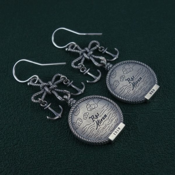 Boucles d'oreilles motifs bateau viking drakkar et caraque espagnole ornés de la coix du marin et d'ancres Vue de dos | Res Mirum