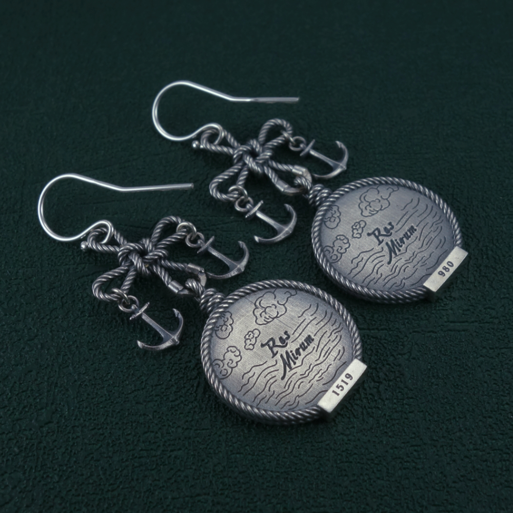 Boucles d'oreilles motifs bateau viking drakkar et caraque espagnole ornés de la coix du marin et d'ancres Vue de dos | Res Mirum