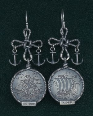 Boucles d'oreilles motifs bateau viking drakkar et caraque espagnole ornés de la coix du marin et d'ancres Vue de face | Res Mirum