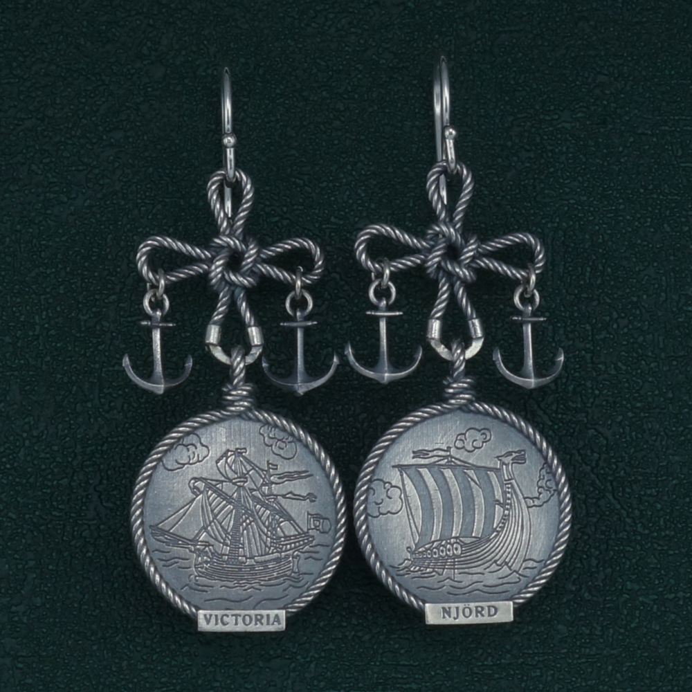 Boucles d'oreilles motifs bateau viking drakkar et caraque espagnole ornés de la coix du marin et d'ancres Vue de face | Res Mirum