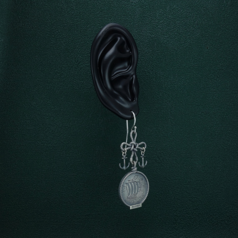 Boucles d'oreilles motifs bateau viking drakkar et caraque espagnole ornés de la coix du marin et d'ancres Vue portées | Res Mirum