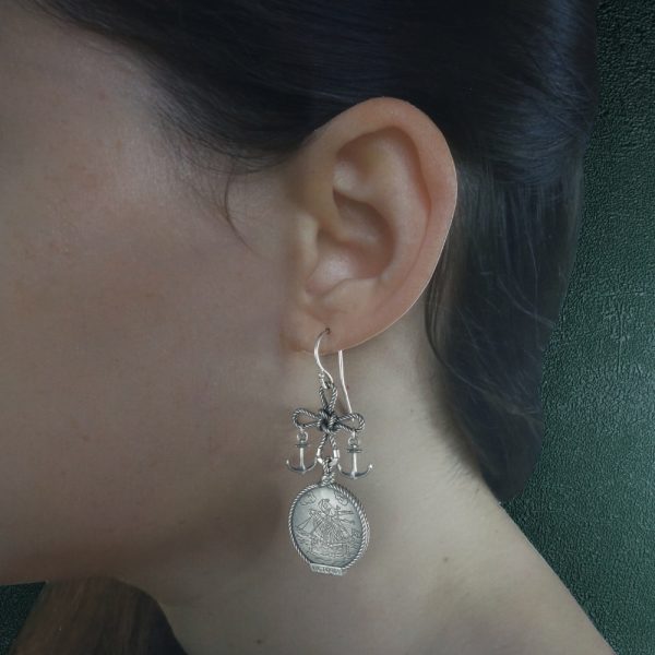 Boucles d'oreilles motifs bateau viking drakkar et caraque espagnole ornés de la coix du marin et d'ancres Vue portées | Res Mirum