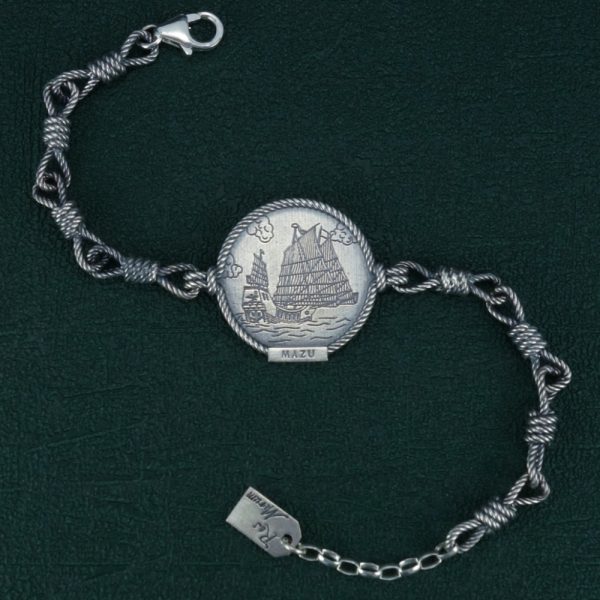 Bracelet Mazu imaginé autour d'une jonque asiatique et de nœuds marins Vue entier | Res Mirum