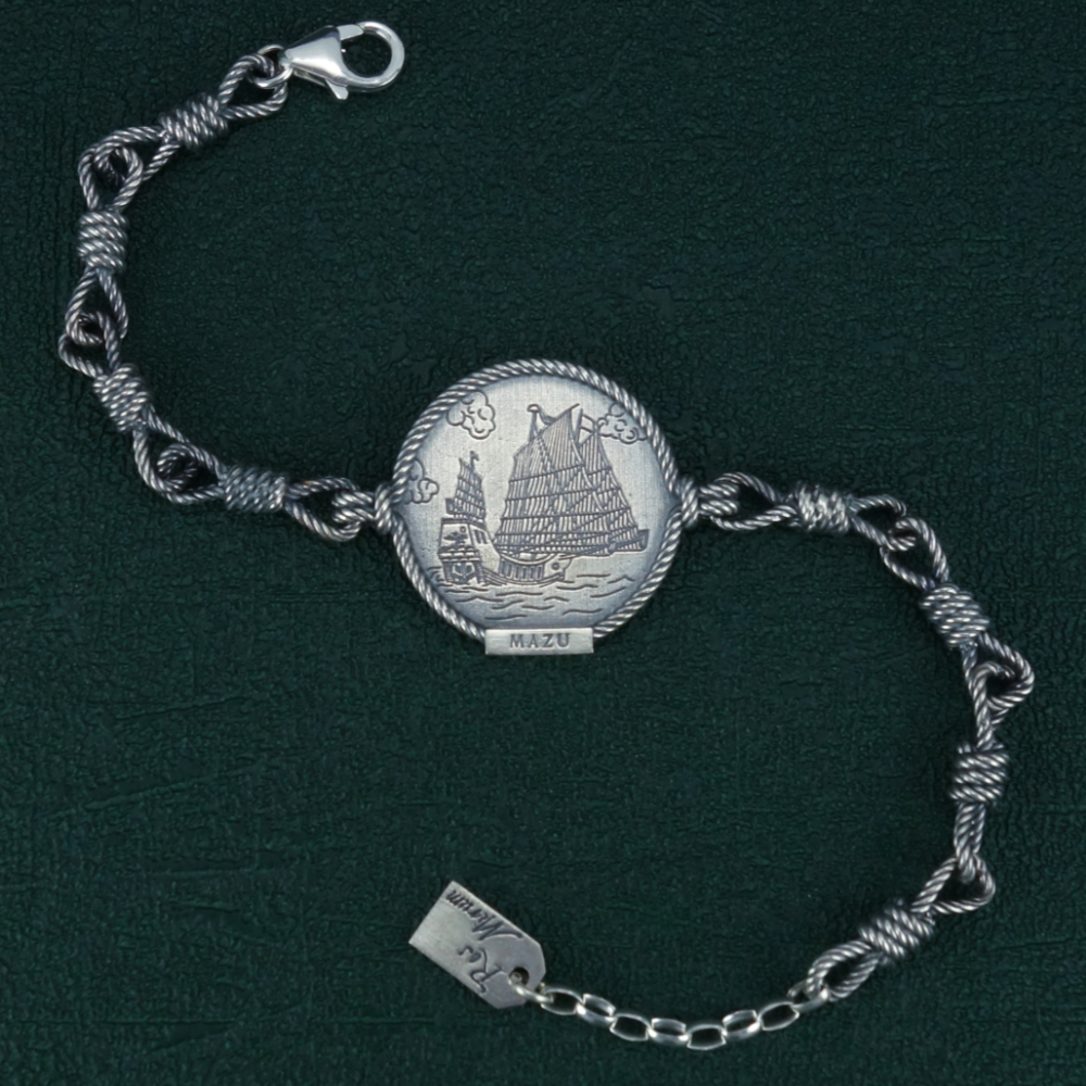 Bracelet Mazu imaginé autour d'une jonque asiatique et de nœuds marins Vue entier | Res Mirum