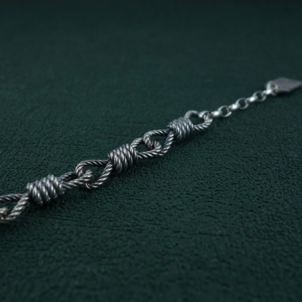 Bracelet Mazu imaginé autour d'une jonque asiatique et de nœuds marins Détail du cordage | Res Mirum