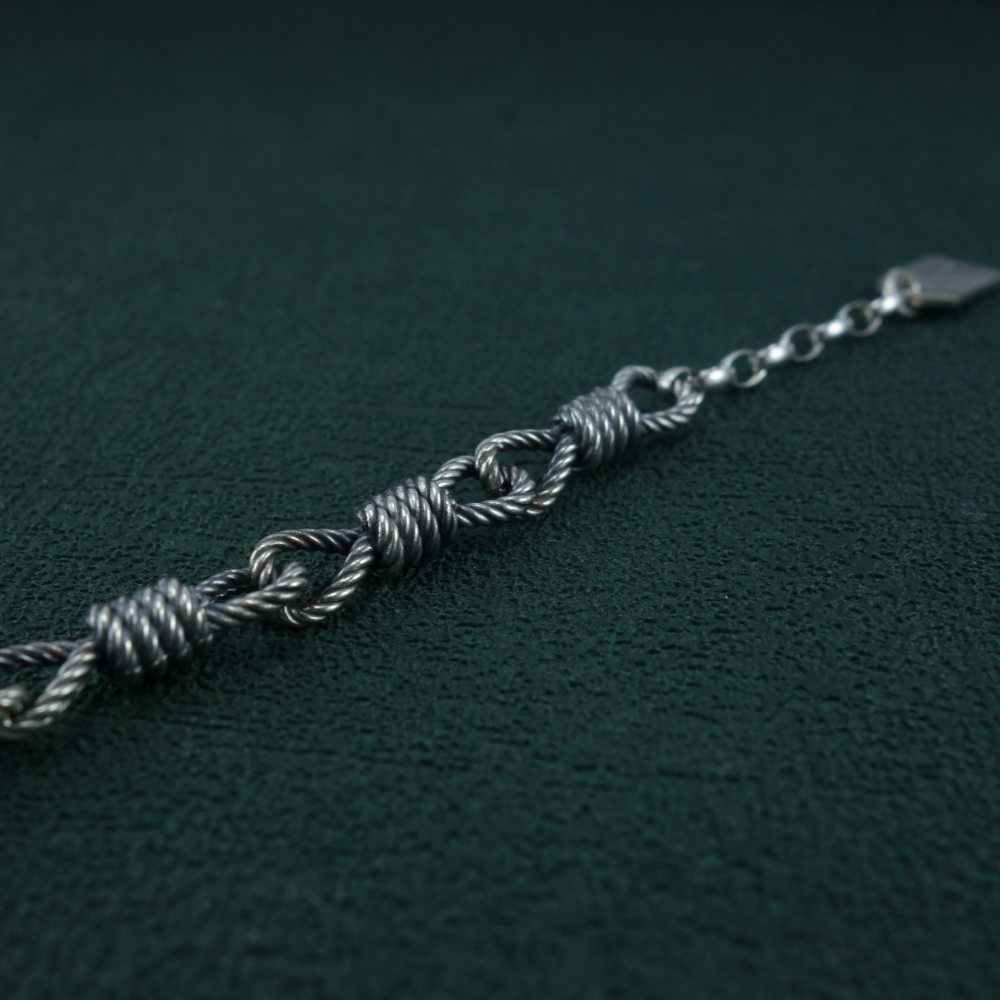 Bracelet Mazu imaginé autour d'une jonque asiatique et de nœuds marins Détail du cordage | Res Mirum