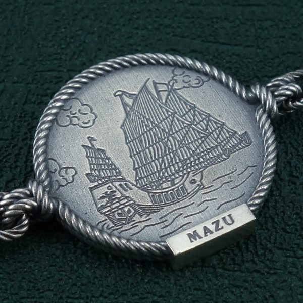 Bracelet Mazu imaginé autour d'une jonque asiatique et de nœuds marins Détail du bateau | Res Mirum