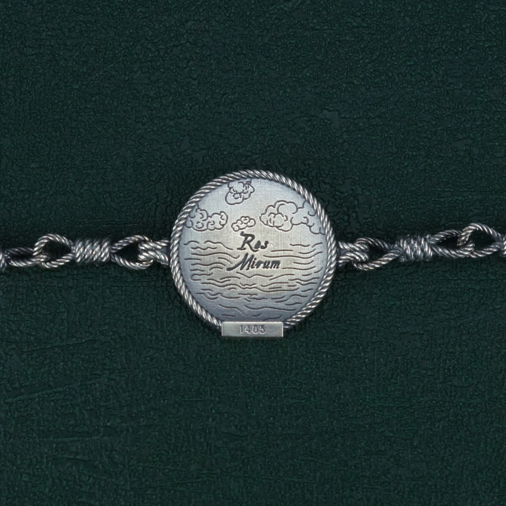 Bracelet Mazu imaginé autour d'une jonque asiatique et de nœuds marins Vue de dos | Res Mirum