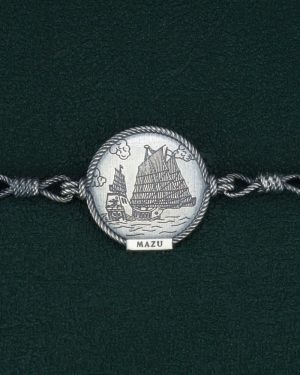 Bracelet Mazu imaginé autour d'une jonque asiatique et de nœuds marins Vue de face | Res Mirum