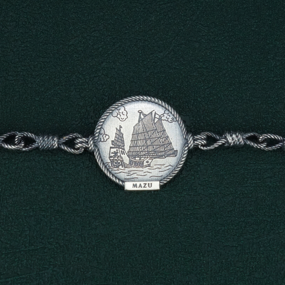 Bracelet Mazu imaginé autour d'une jonque asiatique et de nœuds marins Vue de face | Res Mirum