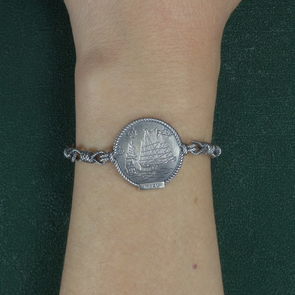 Bracelet Mazu imaginé autour d'une jonque asiatique et de nœuds marins Vue porté | Res Mirum