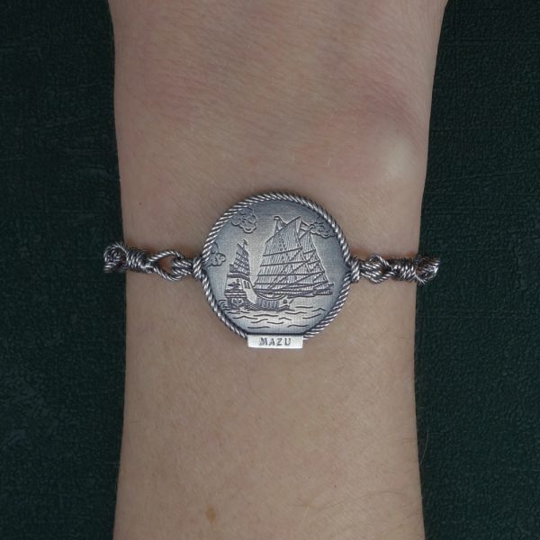 Bracelet Mazu imaginé autour d'une jonque asiatique et de nœuds marins porté sur poignet | Res Mirum