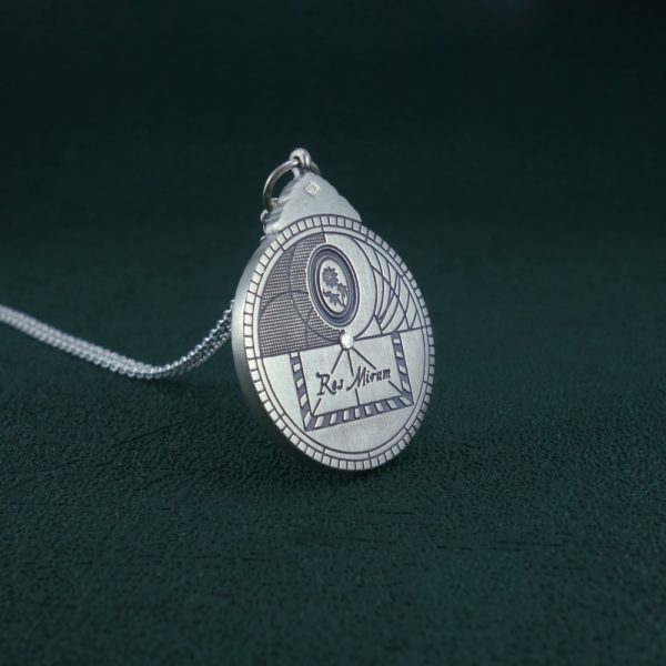 Pendentif astrolabium inspiration instrument pour la navigation Vue de dos | Res Mirum