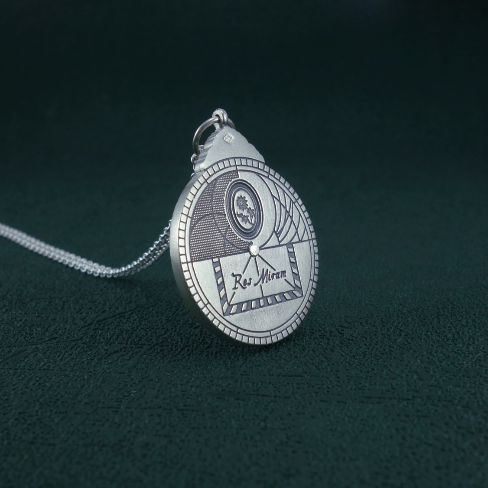 Pendentif astrolabium inspiration instrument pour la navigation Vue de dos | Res Mirum